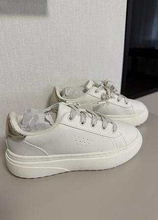 Білі снікерси фірми zara