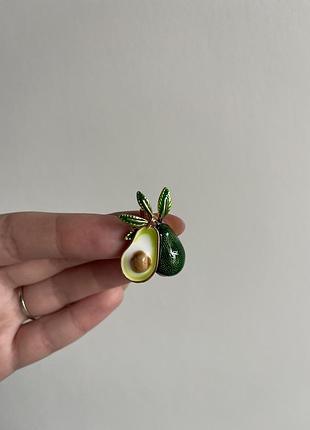 Металева брошка авокадо
