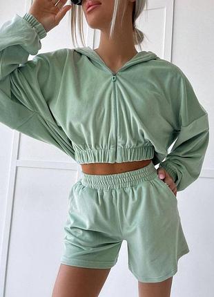 Велюровый костюм с шортами