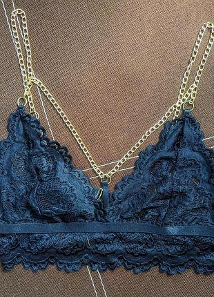 Жіночий бюст з мережива та металевими вставками