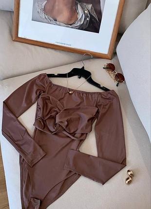 Боди светло-коричневый мокко закрытый с длинным рукавом с акцентом на груди из микродайвинга