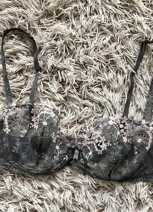 Очень красивый бюстгальтер в сеточку с цветочной вышивкой на косточках simone perele