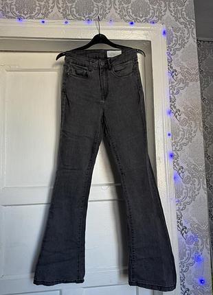 Жіночі джинси-кльош