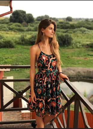 Платье с вышивкой.