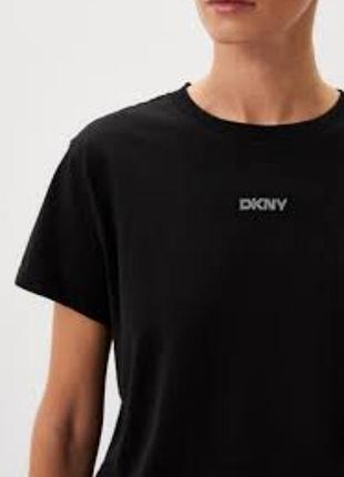 Черная футболка dkny