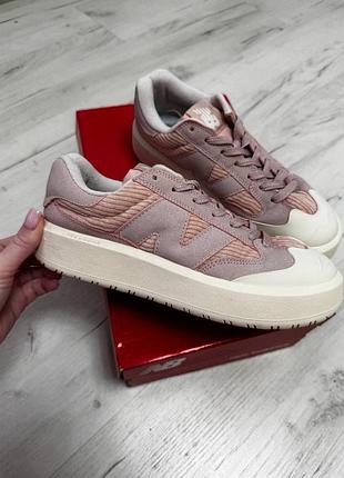 Кеди new balance рожеві на гумовій підошві