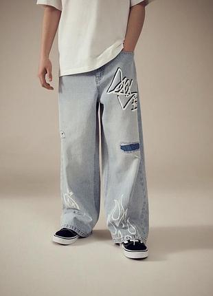 Широкі джинси з графіті на хлопчика