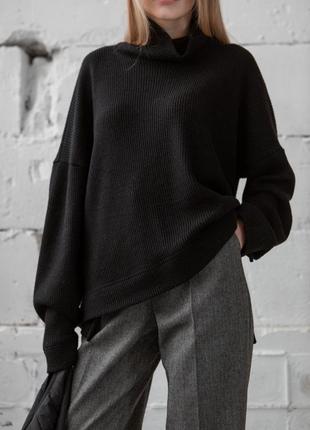 Чорний базовий светр