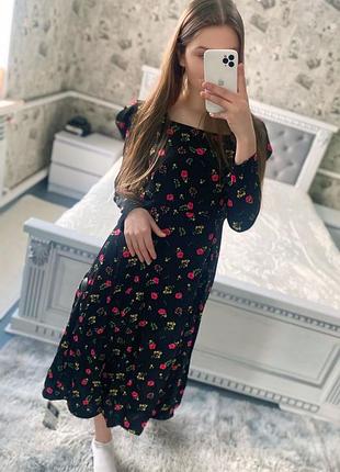 Красива жіноча сукня