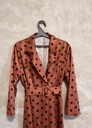 Платье в горошек с поясом