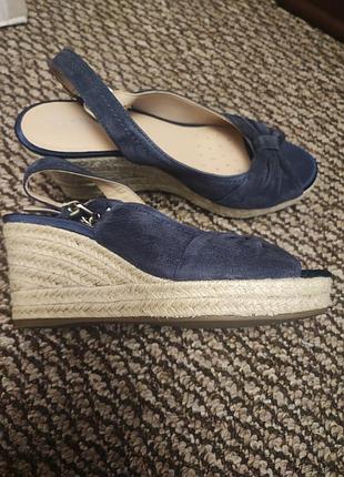 Босоножки на танкетке