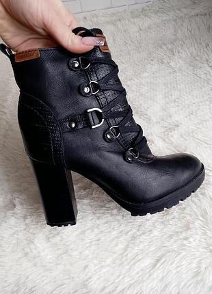 Шкіряні черевики на підборах, напівчоботи