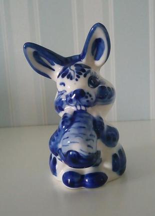 Статуэтка заяц с морковкой, гжель