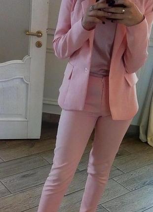 Брючний костюм рожевого кольору розміру s + атласна майка