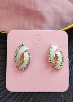 Гарні сережки з білою емаллю ✨