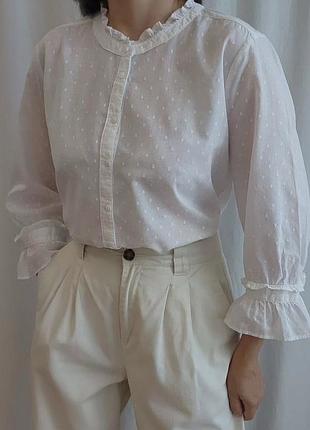 Оригинальная белоснежная блуза на пуговицах с широкими рукавами на манжетах mango