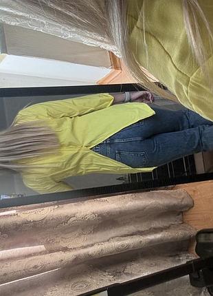 Яскрава сорочка зі звабливою спинкою