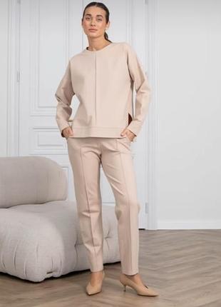 Стильный весенний костюм бежевый