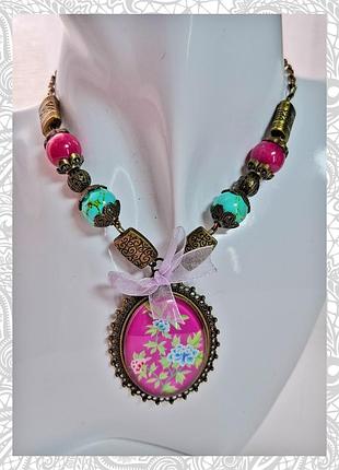 Подвеска ручной работы со стеклянными кабоном и натуральными камнями в винтажном стиле