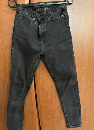 Черные джинсы скинни