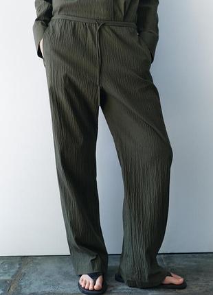 Хлопковые брюки с жатым эффектом и эластичным поясом zara - s, m, l, xl