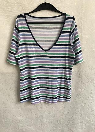 Футболка с глубоким декольте