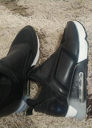 Кроссовки от бренда