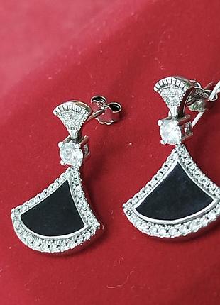 Серебряные серьги маленькое черное платье.