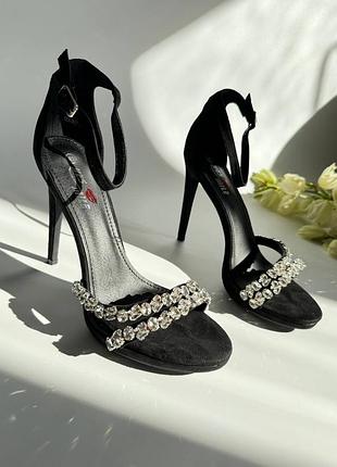 Босоніжки на високому каблуку