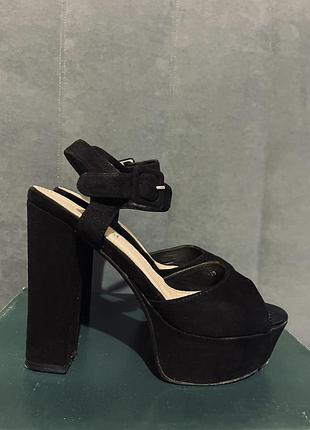 Босоніжки на товстому каблучку.