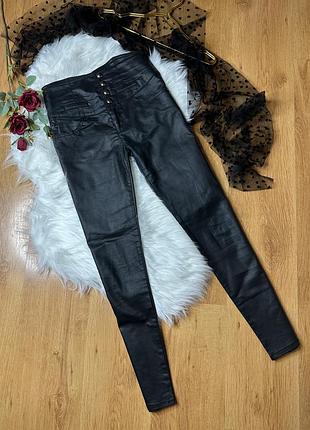 Чорні ефектні джинси високої посадки