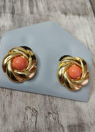 Серьги клипсы в золотом тоне с кораллом