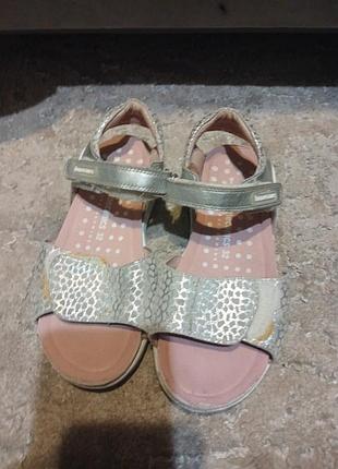 Продам босоножки