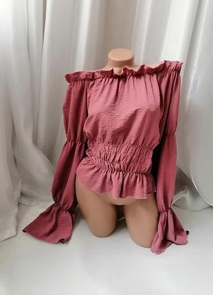 Блуза з рюшами відкритими плечима ідеально підійде на пляж як накидка на купальник