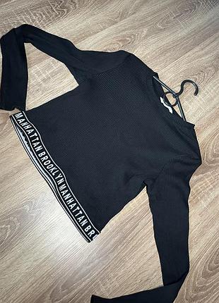 Топ чорного кольору