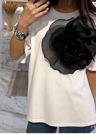 Красивая футболочка подойдет для пляжа в качестве накидки на купальник брошка съемная