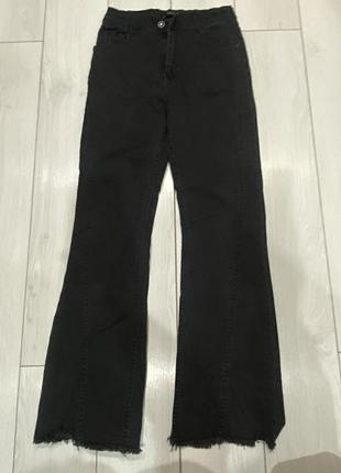 Чорні жіночі джинси кльош
