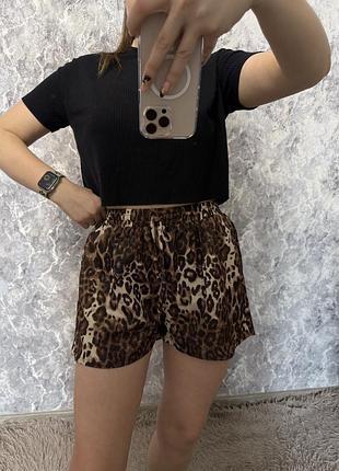 Шорты в лео принт базовые свободные шорты boohoo
