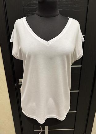 Білосніжна футболка