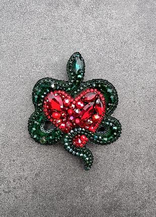 Брошка змія на серці