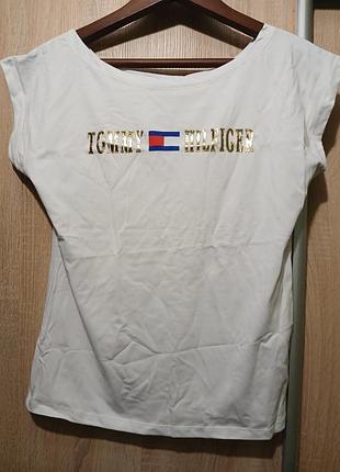 Біла нова футболка