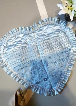 Красива наволочка для подушки серце з рюшами шовкова атласна