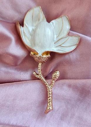 Элегантная и нежная брошь цветок магнолия