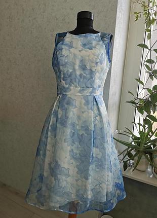 Красивое женское платье с нежным цветочным принтом.