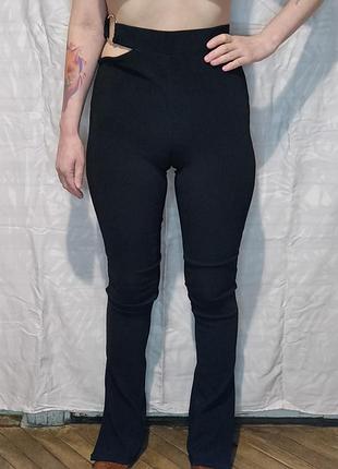 Лосины bershka женские, черные леггинсы-клеш с разрезами и кольцом на боку, размер xs