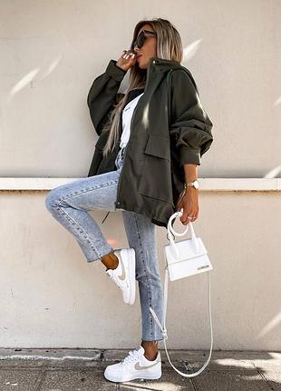 Женская куртка ветровка на молнии с карманами и с капюшоном