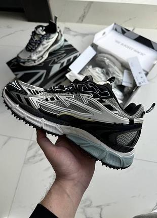 Off-white  ‘be right back' gray black