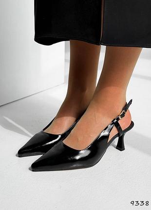 Черные натуральные лакированные лаковые туфли босоножки слингбеки с закрытым острым носом на средней шпильке лак