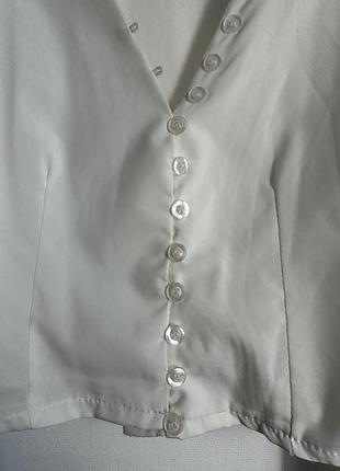 Блузка з цікавим вирізом та об’ємними рукавами