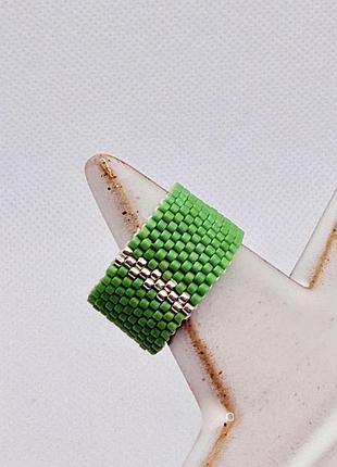 Кольцо из бисера с золотой полоской